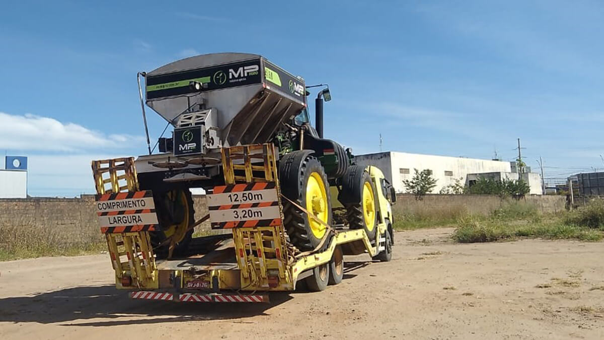 máquina da linha Z da MP Agro em terreno limpo e fábrica ao fundo, num dia claro