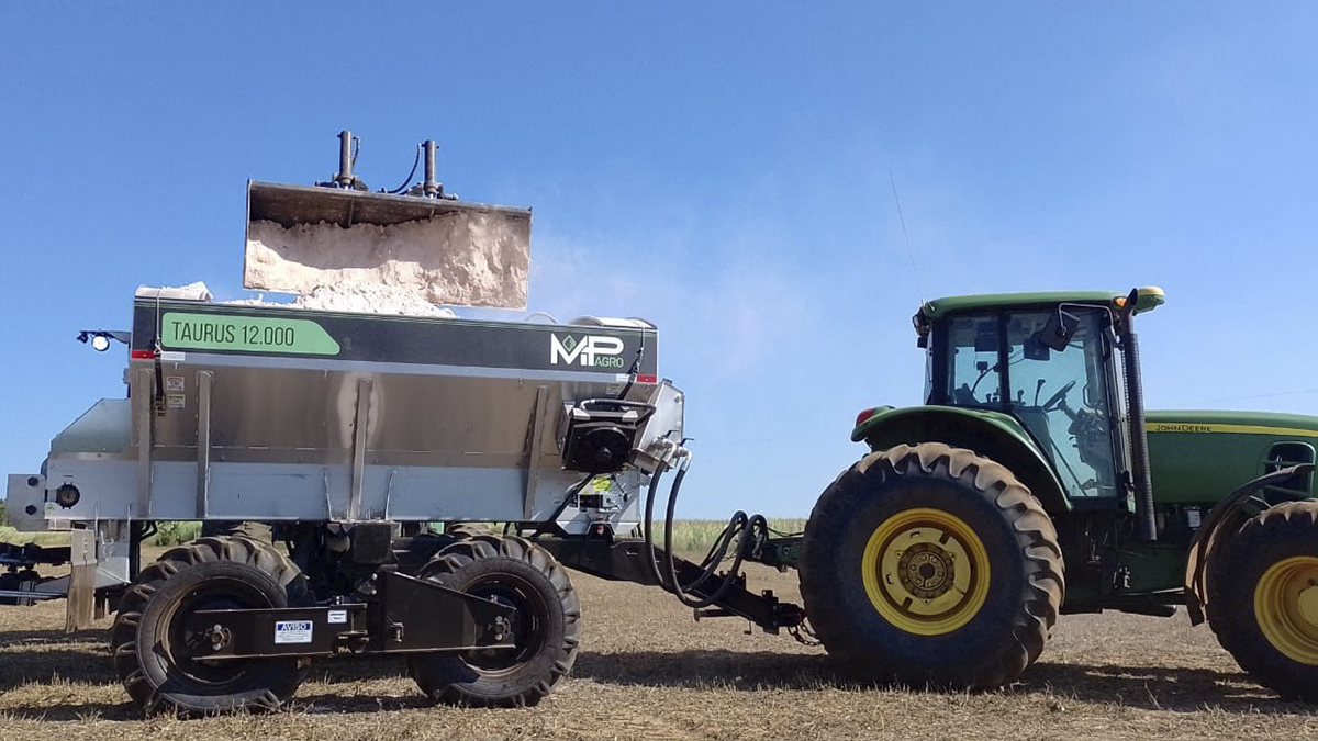 implemento agrícola MP Agro sendo carregado de calcário por trator