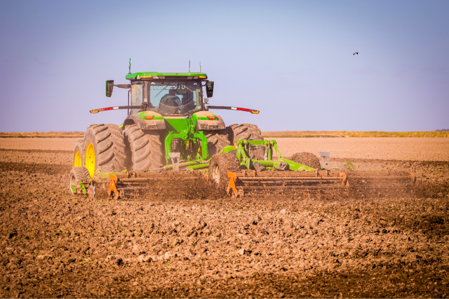 Preparo de solo feito com a grade rápida da Amazone no Brasil.